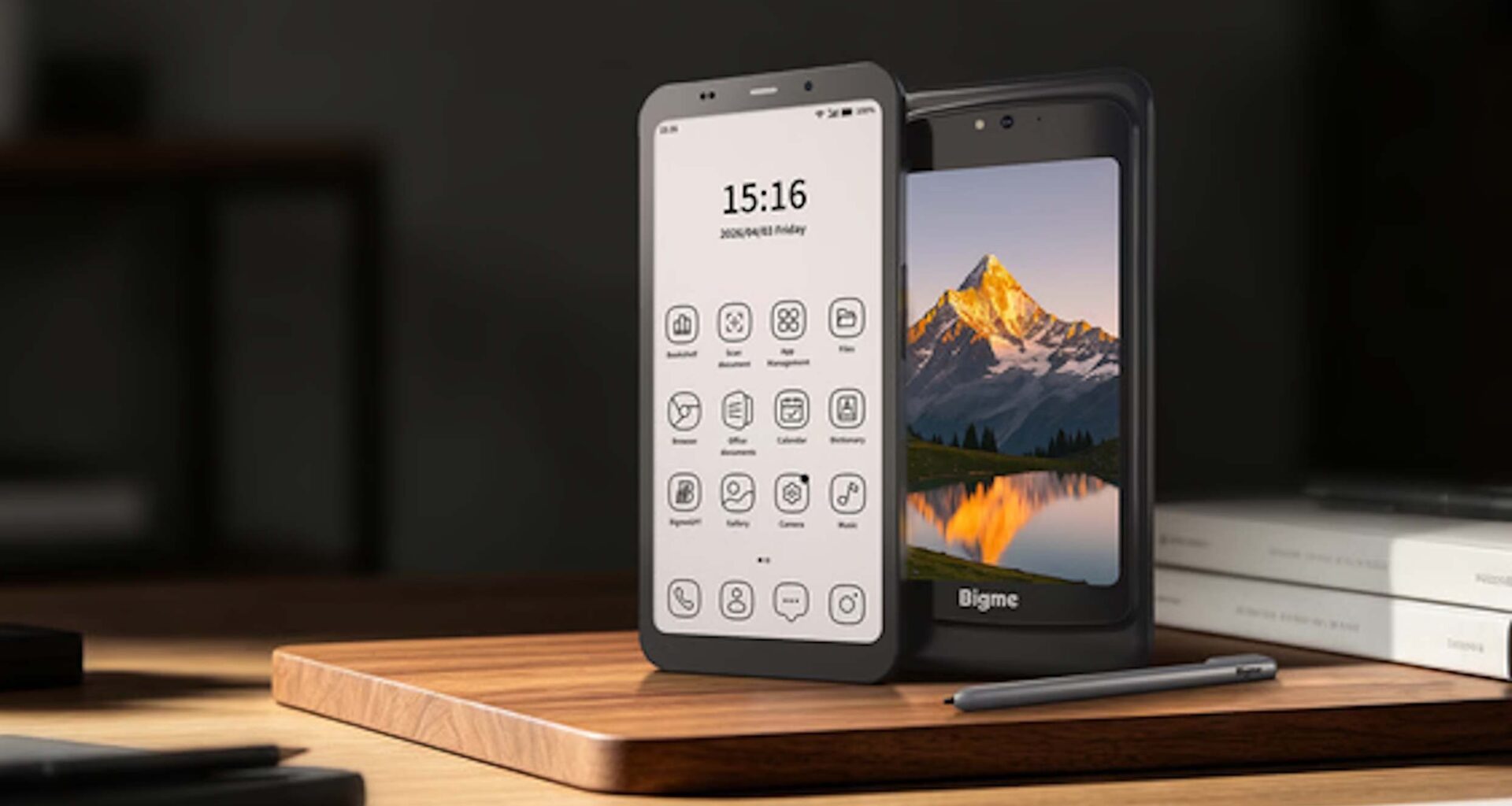 E-Ink at top speed: The HiBreak Dual 2 smartphone runs at 80 Hz and comes with a second display