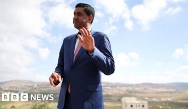 US Democrat Ro Khanna says he was detained by armed Israeli settlers - BBC