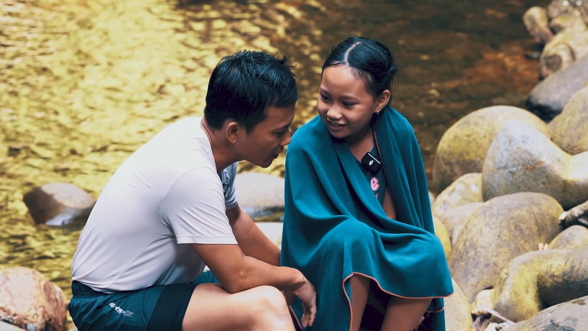 Vietnamese cave explorer, 12-year-old daughter conquer 300-meter waterfall in Hue- Ảnh 4.