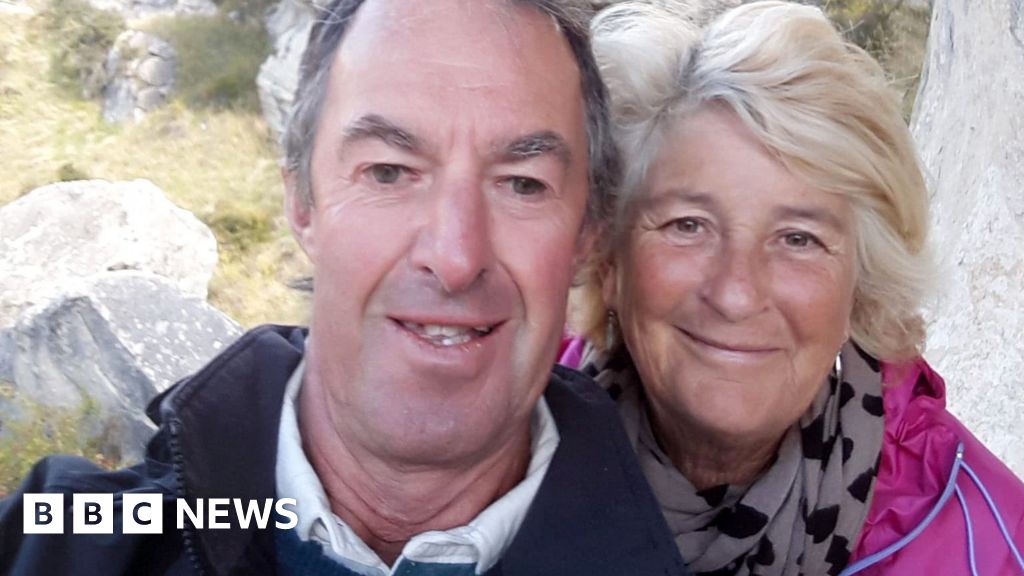 Briton tells of surviving Spain wildfire in car as wife and friends died trying to walk to safety - BBC