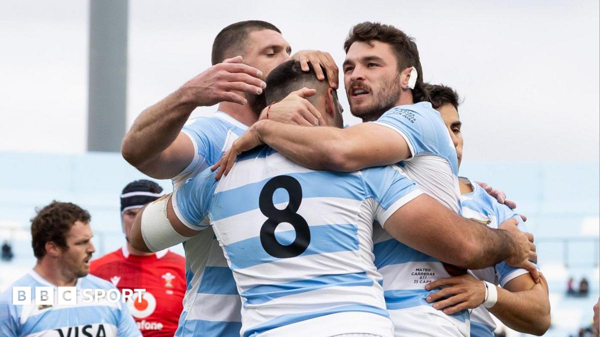 Joaquín Oviedo of Argentina celebrates with his teammates after scoring a try against Wales