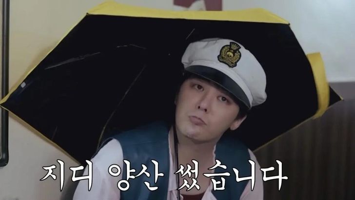 G-Dragon, leader of K-pop group BIGBANG and one of Korea’s best-known fashion trendsetters, carries a parasol during a YouTube appearance, a sign of the item’s growing popularity among men. Captured from DaeSung's YouTube channel