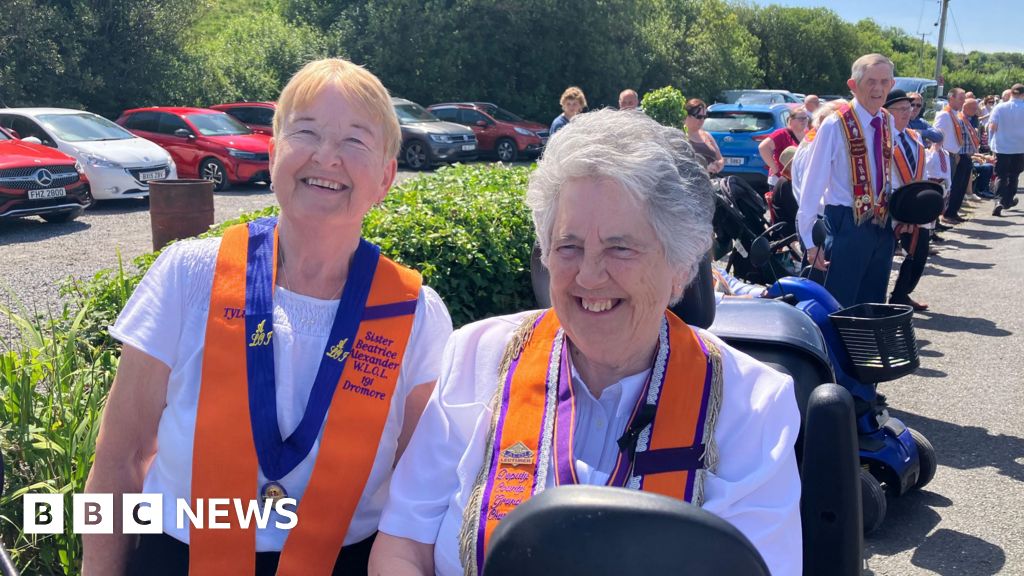 Thousands attending Orange Order parade in Rossnowlagh - BBC