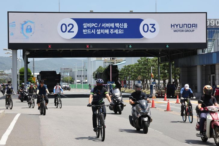 Hyundai Motor production employees leave work two hours early during a partial strike at the company's factory in Ulsan, July 13. Yonhap