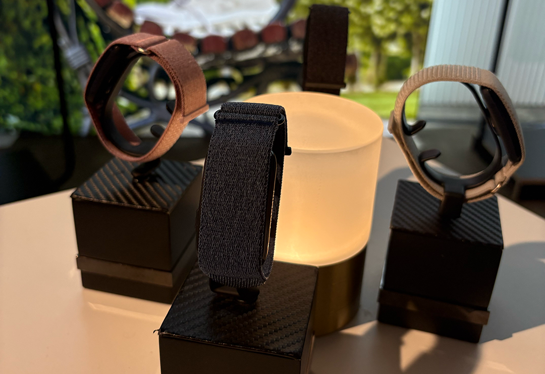 The cirqa has an adjustable Velcro band