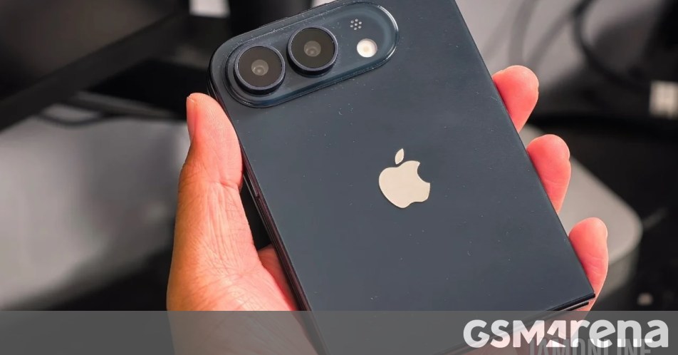 Foldable iPhone Ultra dummy appears in black finish