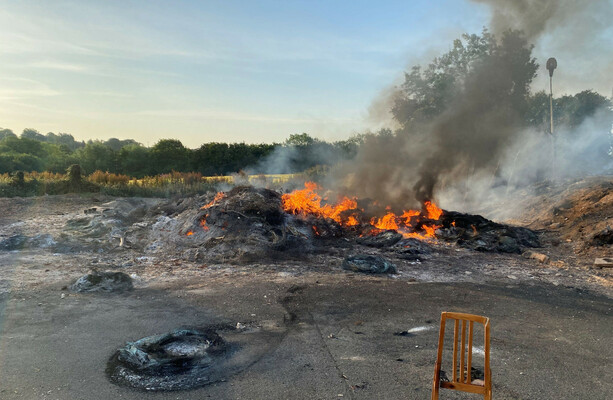 Loyalist bonfire set alight early as PSNI began operation to remove replica mosque - The Journal