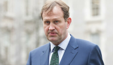 Justice minister urges solicitors to ‘be reasonable’ amid legal aid flat-fee dispute - The Journal