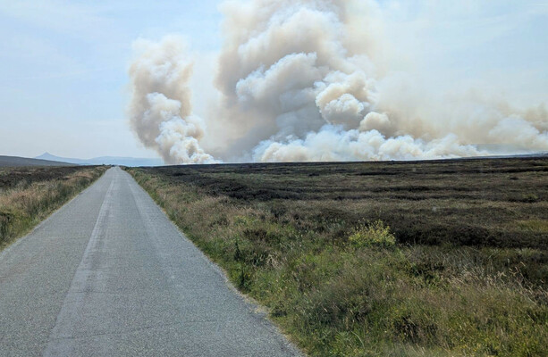 Public urged to remain vigilant as fire crews battle large fire in Dublin Mountains - The Journal