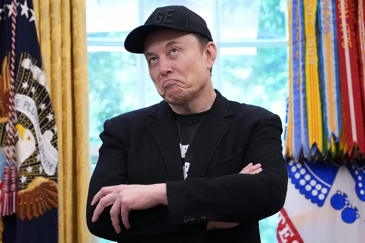 Elon Musk can’t sell a single SpaceX share for a year—and then all the locks crack open at once