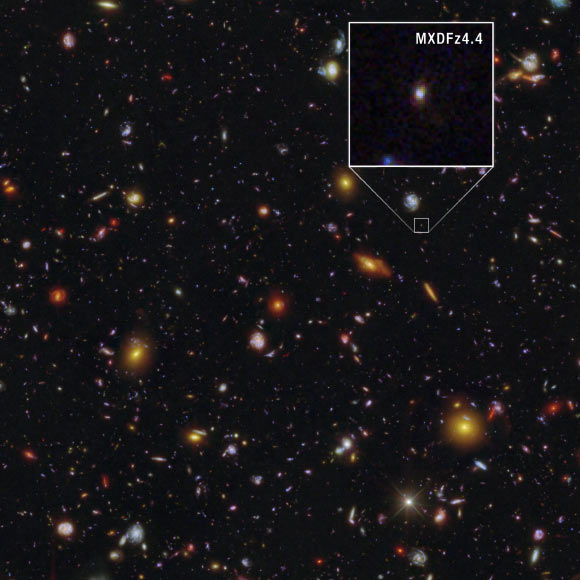 Detailed visible-light images from Hubble reveal that several bursts of younger stars cleared the space in and around MXDFz4.4. Image credit: NASA / ESA / CSA / STScI / Ilias Goovaerts, STScI / Marc Rafelski, STScI & JHU / Anton Koekemoer, STScI / Alyssa Pagan, STScI.