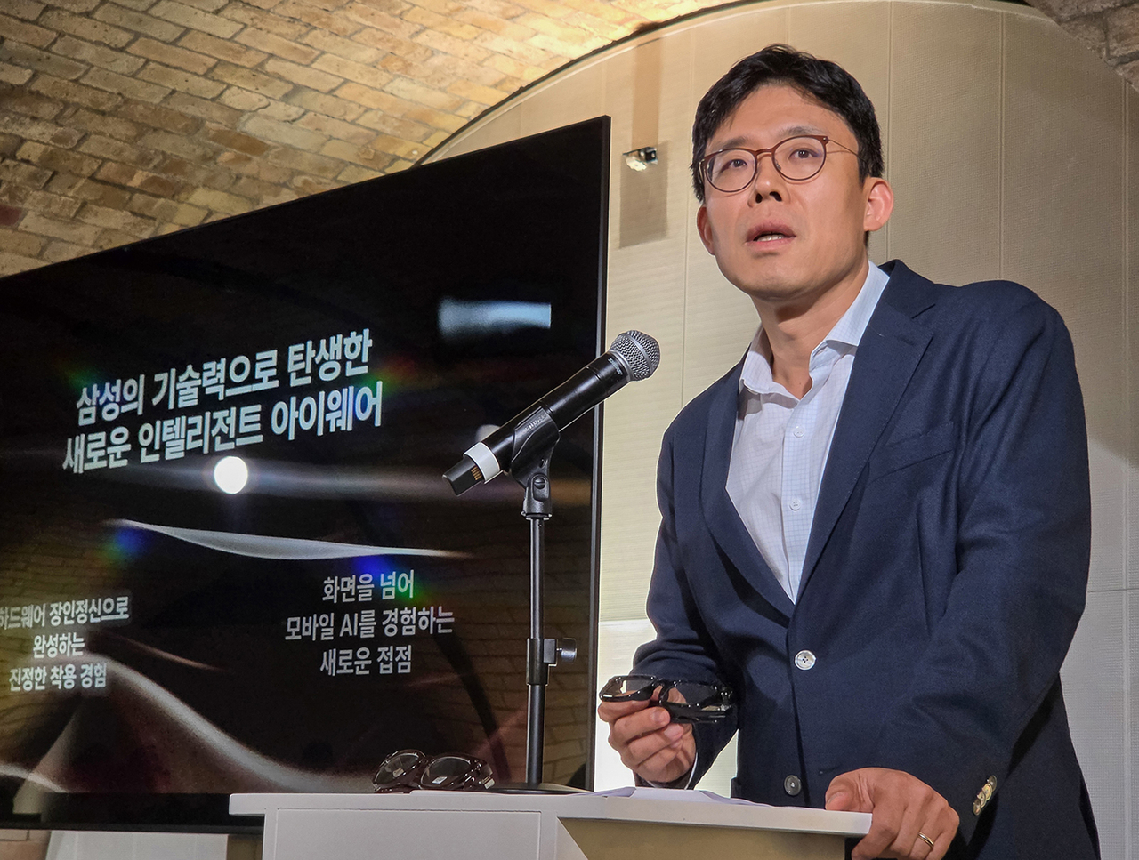 Choi Jae-in, head of the extended reality research and development team at Samsung Electronics’ Mobile eXperience division, speaks about the company's smart glasses at a press briefing in London, Thursday. (Samsung Electronics)