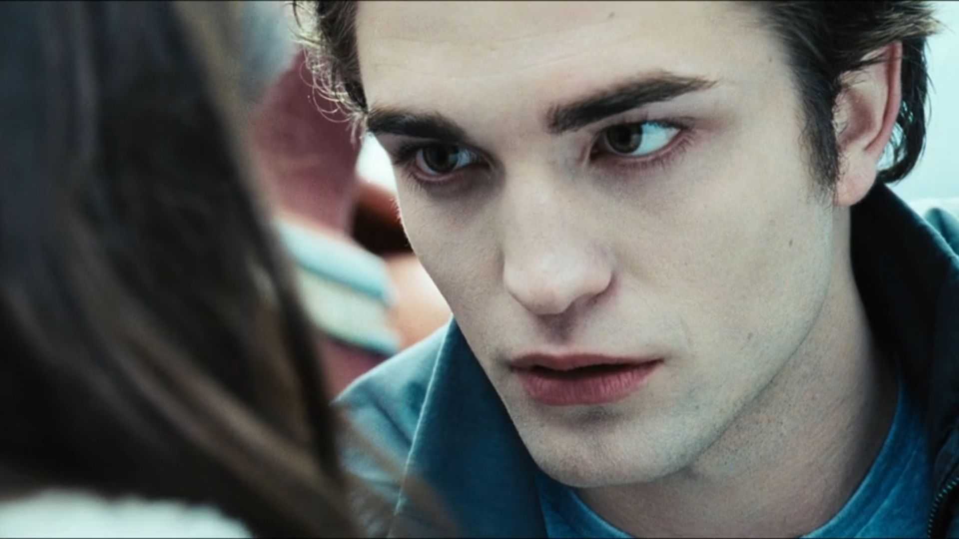 Robert Pattinson as Edward Cullen in the movie Twilight.