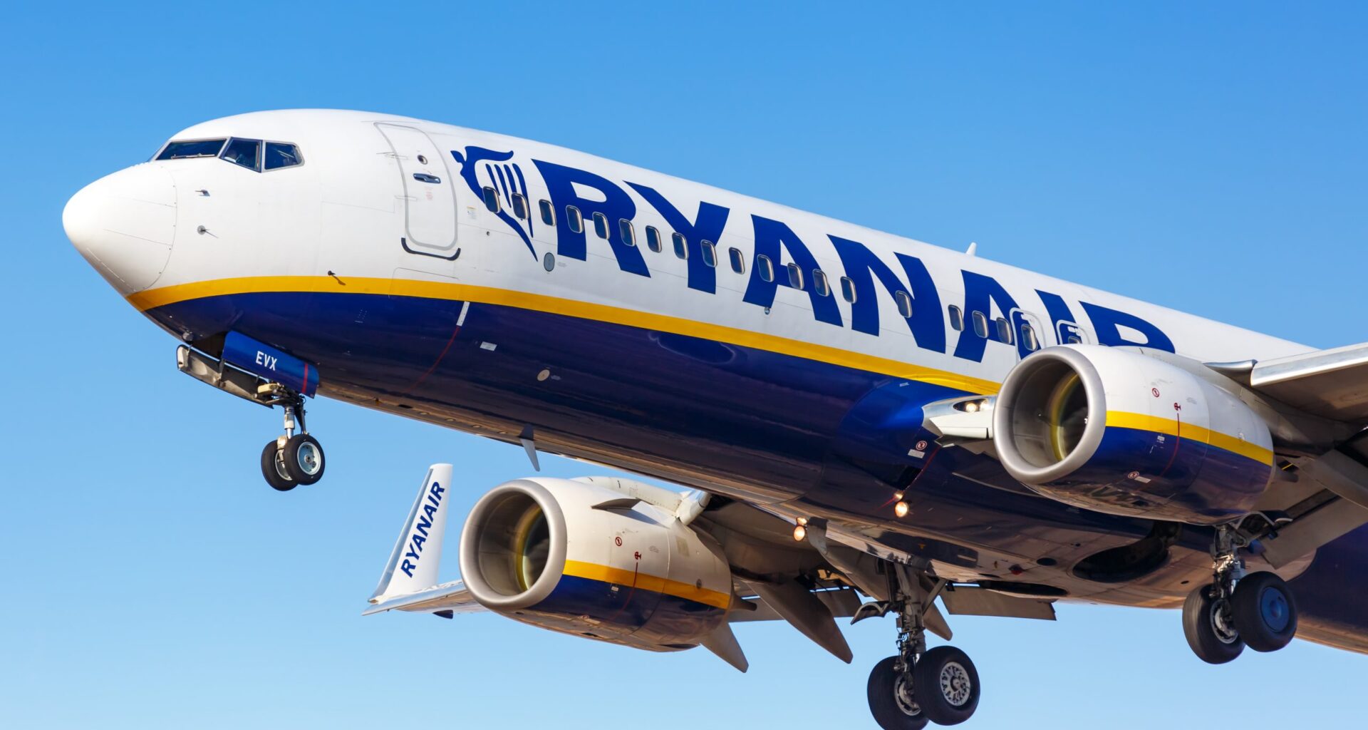 Ryanair Sacked Captain Who Used Legal Authority to Extend Rest Period For Cabin Crew After Long Day at Work
