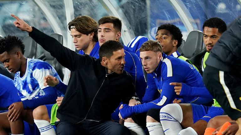 Chelsea head coach Xabi Alonso gives instructions to Cole Palmer