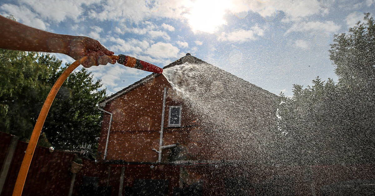 Uisce Éireann defends hotline for people to report ‘non-essential’ use of water
