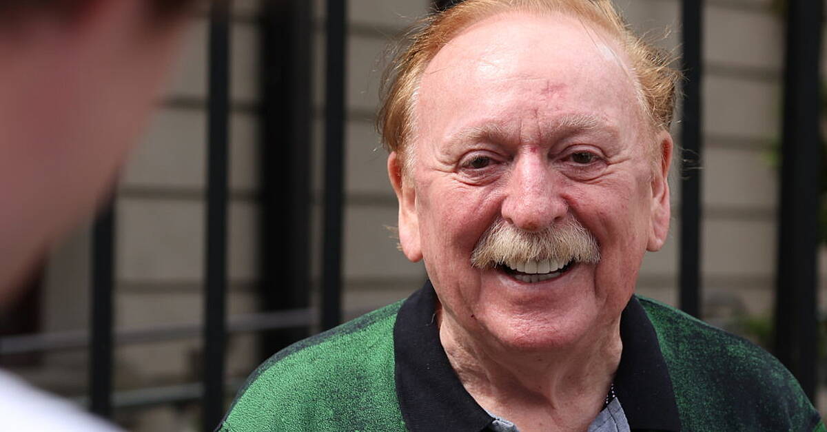 Wolfe Tones singer Brian Warfield resolves RTÉ Liveline defamation action