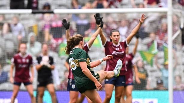 Dublin , Ireland - 2 August 2026; Síofra O'Shea of Kerry kicks a late free that went into the goal, but was ruled out referee Maggie Farrelly during the LGFA TG4 All-Ireland Senior Championship final match between Galway and Kerry at Croke Park in Dublin. (Photo By Piaras Ó Mídheach/Sportsfile via G