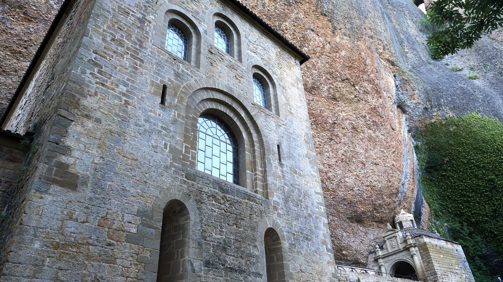 Bones of medieval kings saved from Spanish wildfire