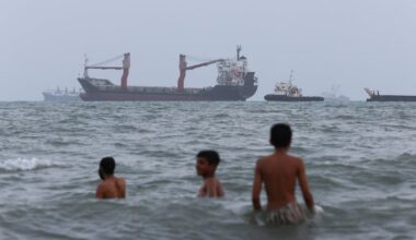 Iran calls on US to accept defeat over Strait of Hormuz