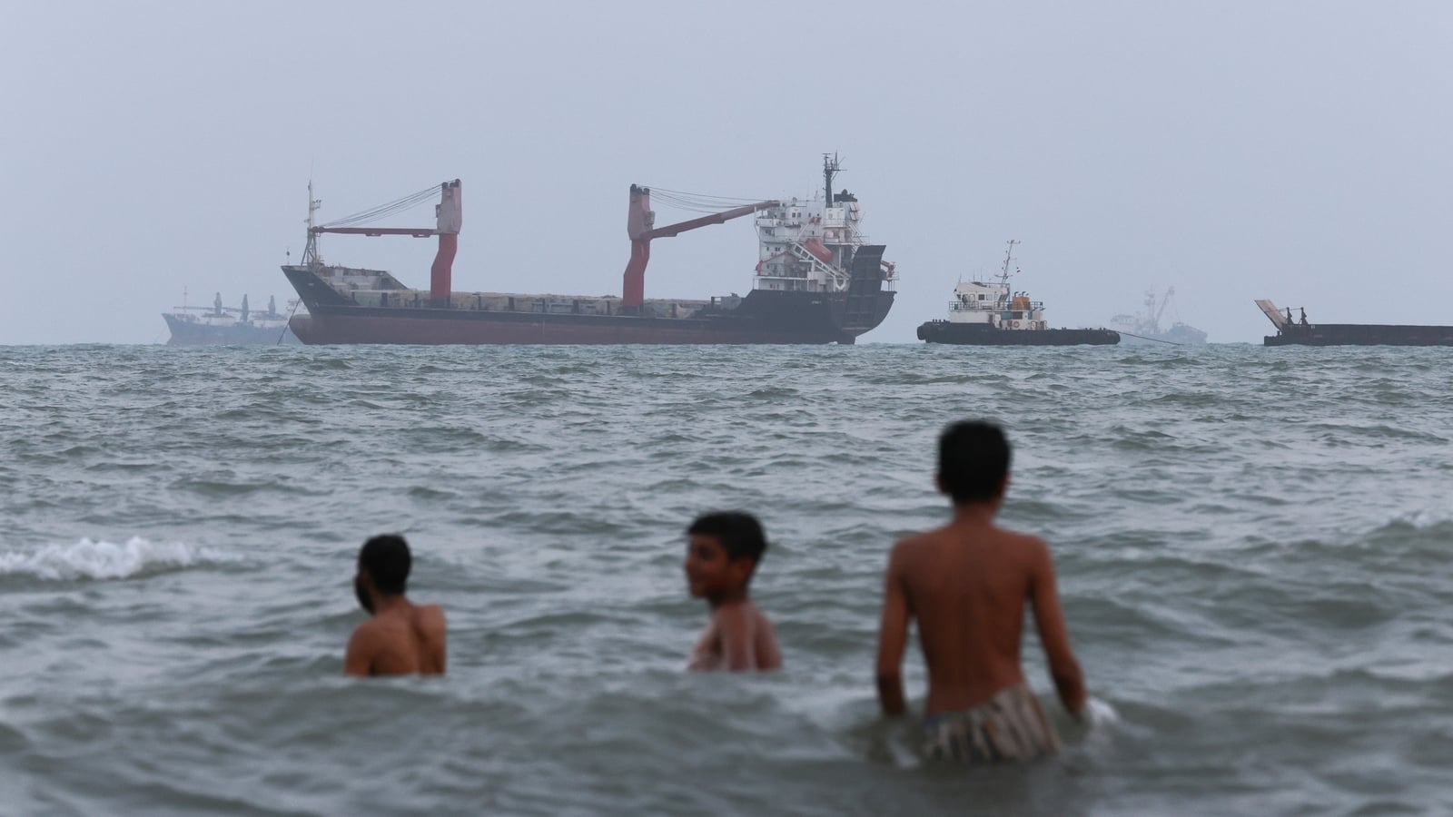 Iran calls on US to accept defeat over Strait of Hormuz