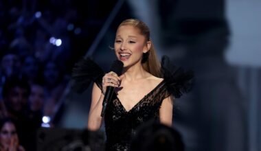 Grande thanks fans at gig amid break from public life
