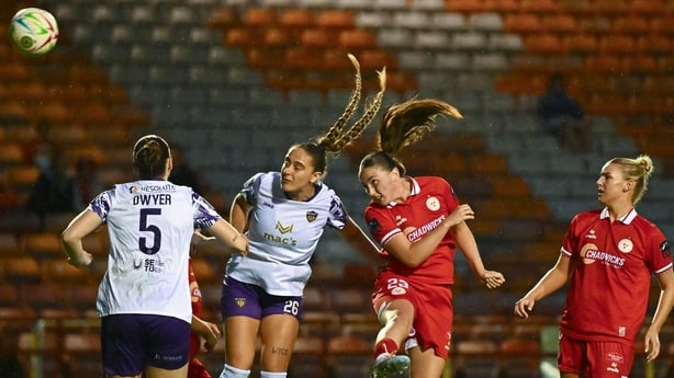 18 August 2026; Halle Harcourt of Shelbourne heads on goal ahead of Anna Carson of Wexford during the SSE Airtricity Women's Premier Division match between Shelbourne and Wexford at Tolka Park in Dublin. Photo by Tyler Miller/Sportsfile