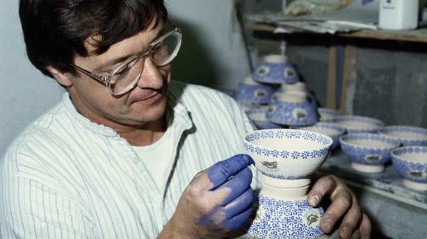 Nicholas Mosse decorates spongewear at the Nicholas Mosse pottery, Bennettsbridge, County Kilkenny, Ireland circa 1990. (Photo By RDImages/Epics/Getty Images)