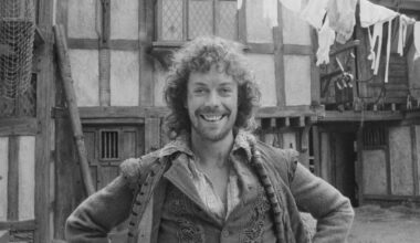 Tributes paid to 'bright fierce flame' Tim Curry