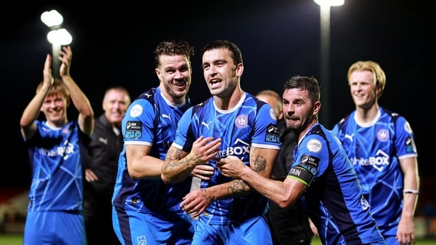 28 August 2026; Waterford players, including John Mahon, centre, celebrate after their side's victory in the SSE Airtricity Men's Premier Division match between St Patrick's Athletic and Waterford at Richmond Park in Dublin. Photo by Thomas Flinkow/Sportsfile