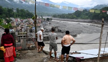 Nepal flood death toll hits 900 as number missing climbs