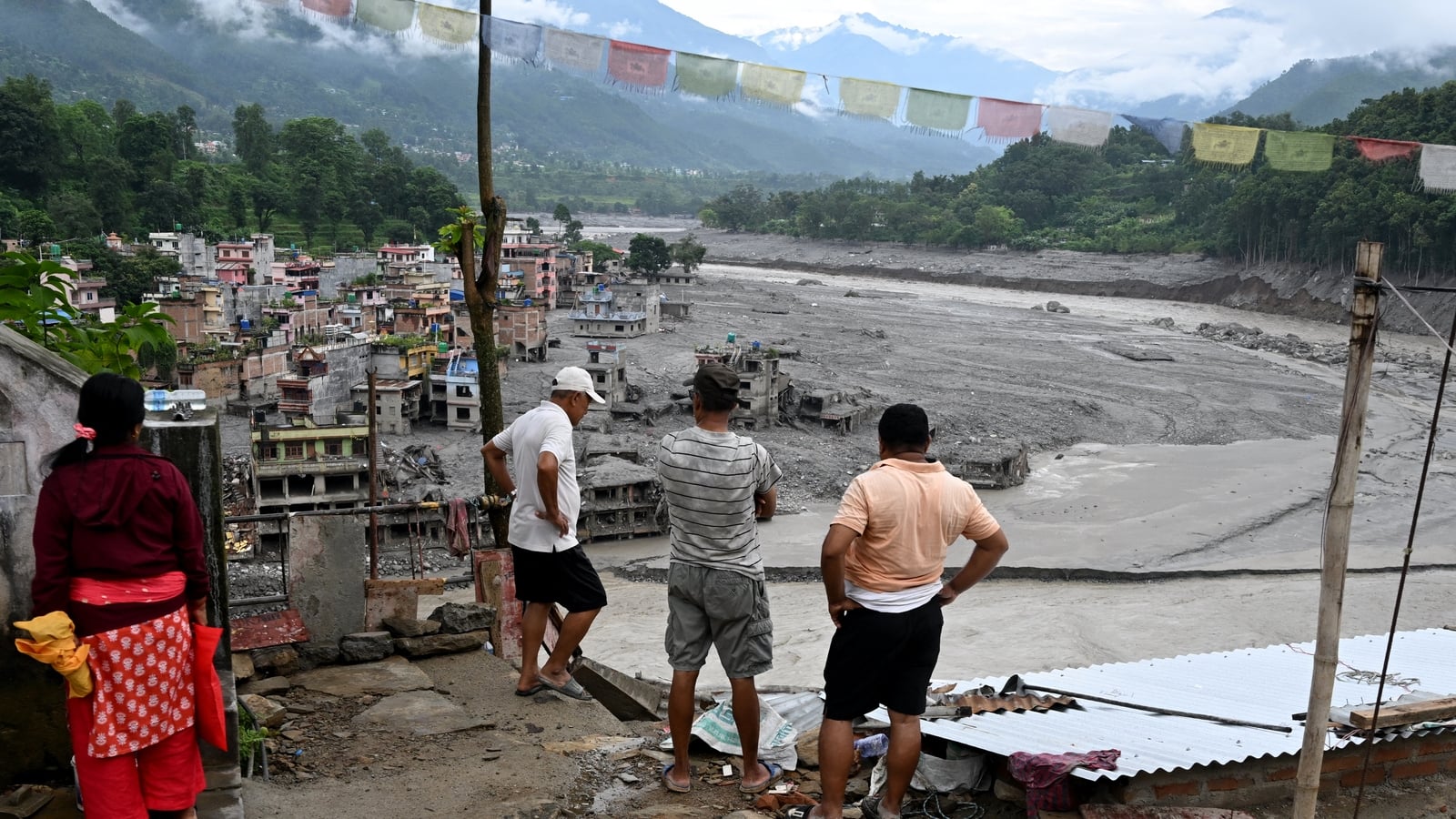 Nepal flood death toll hits 900 as number missing climbs