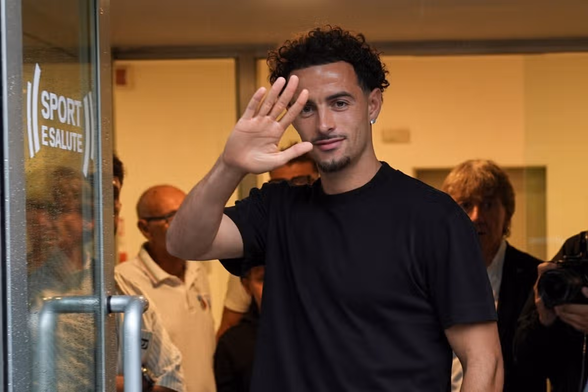 Inter's newly acquired player from Liverpool, Curtis Jones, waves as he leaves the Italian Olympic Commitee headquarters for competitive sports medical examinations, in Milan, Italy, Friday, Aug. 21, 2026