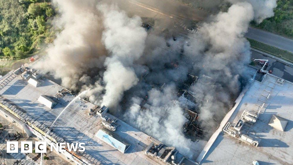 Russian double-tap drone strike kills 15 in Ukrainian mall, officials say - BBC