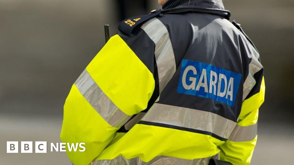 Donegal: Two taken to hospital with serious injuries after crash - BBC