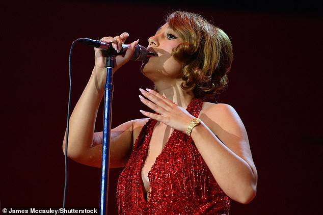 Raye captivated the audience as she sang her heart out