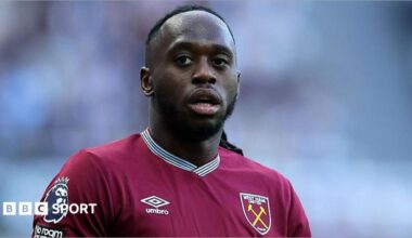 Aaron Wan-Bissaka looking across the pitch for West Ham
