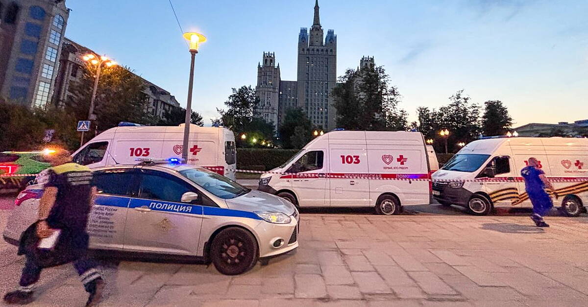 Bomber among three killed in Moscow restaurant explosion, Russian officials say