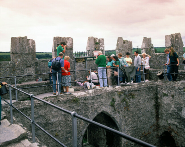 ireland-county-cork-blarney-castle-visitors-at-kissing-the-blarney-stone-ceremony