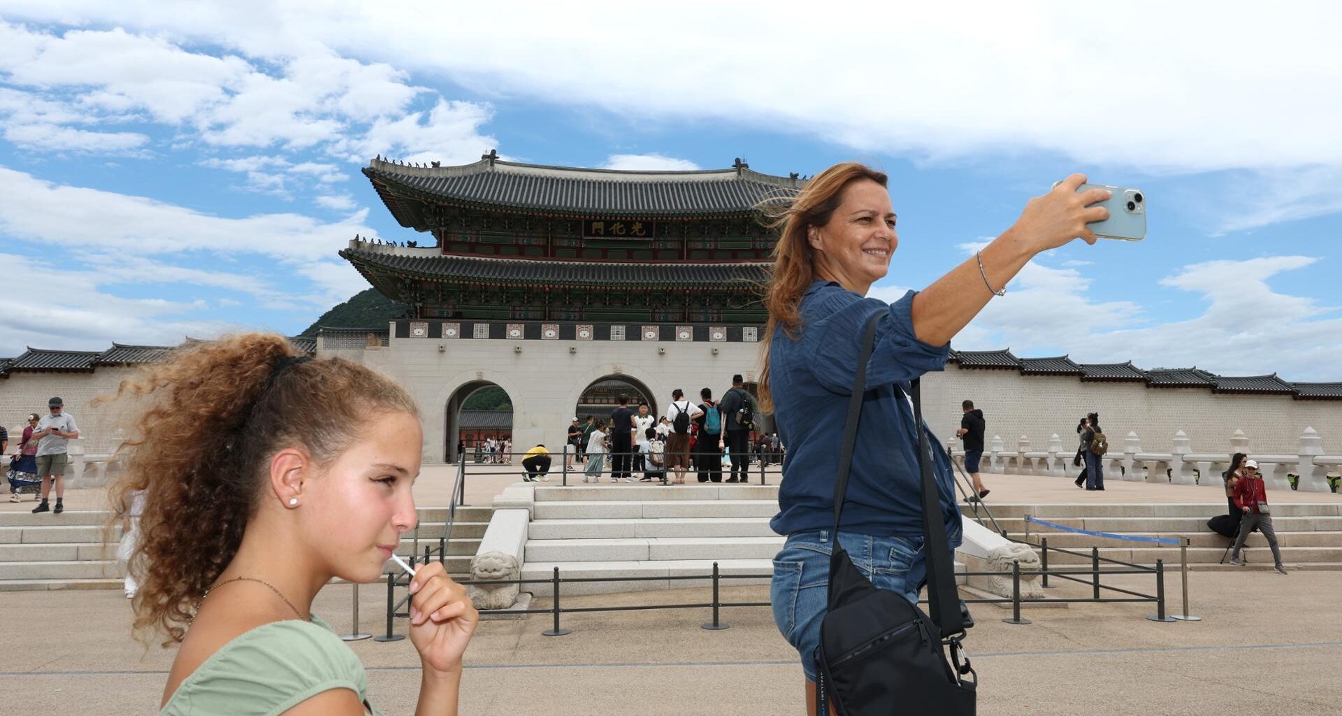 A foreign tourist takes a selfie in front of the Gyeongbok Palace in Seoul, Sunday. Yonhap