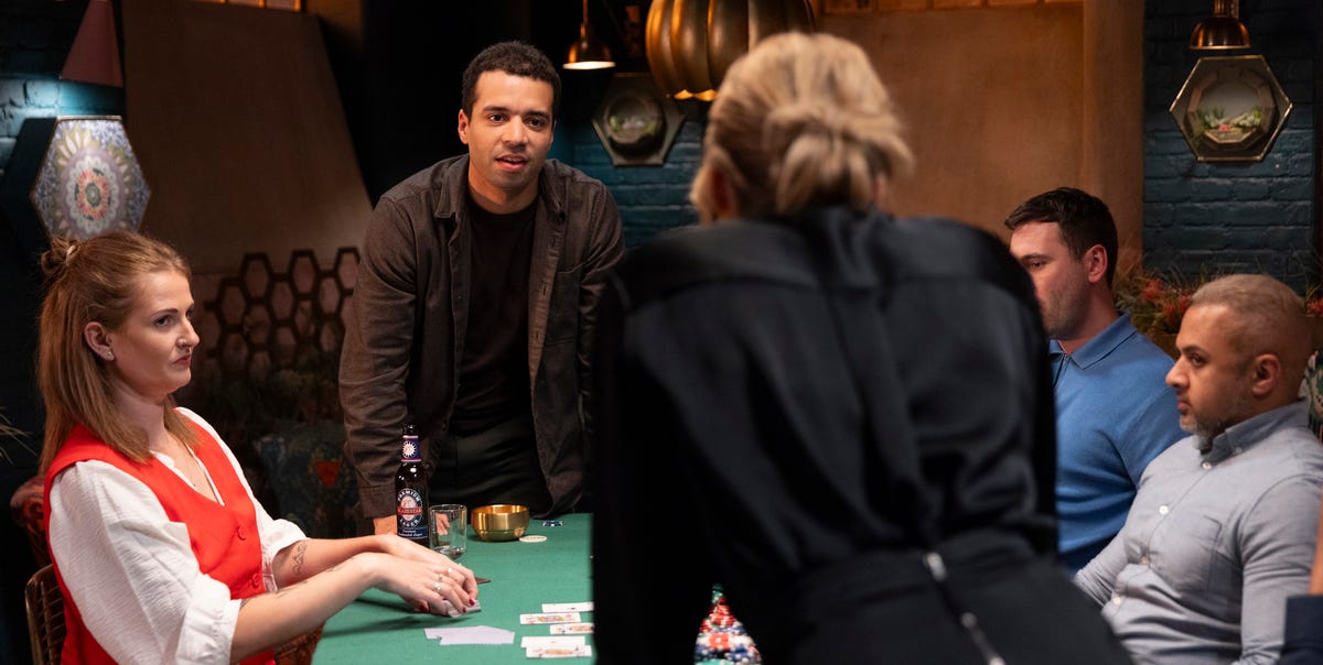 Coronation Street reveals ominous scene as Ollie's dragged into huge scam
