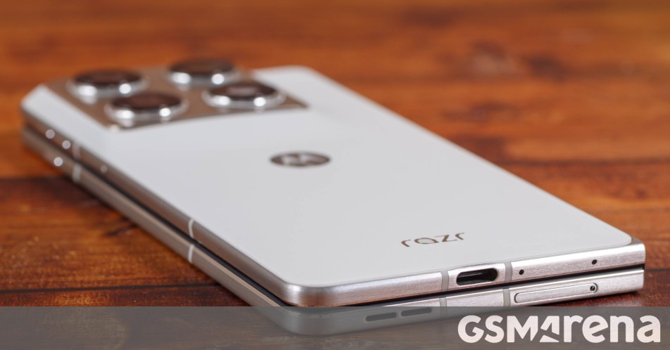 Motorola's Razr Fold is finally on its way to Verizon