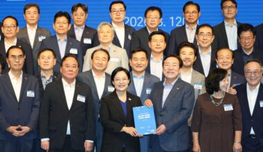Prime Minister Han Seong-sook, front row third from left, poses with other officials at a conference on regulations of small and midsized enterprises (SMEs) at KBIZ-Korea Federation of SMEs in Seoul, Aug. 12. Yonhap