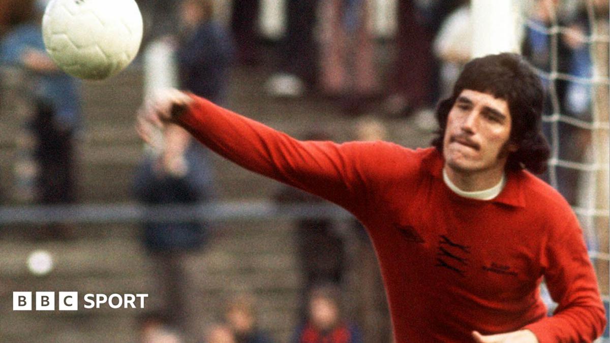 Phil Parkes in goal for Wolves in a game against Chelsea in 1974