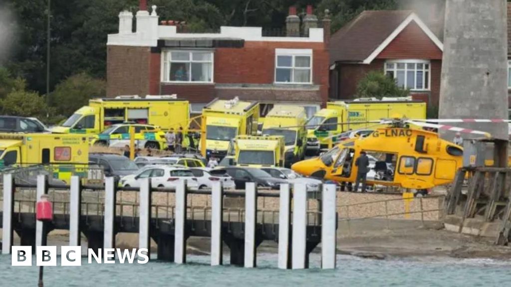 Girl dies after Shoreham sea incident which killed Palestinian family - BBC