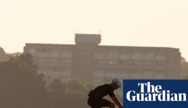 Heatwaves show UK must do more to promote sustainable transport, campaigners say | Public transport