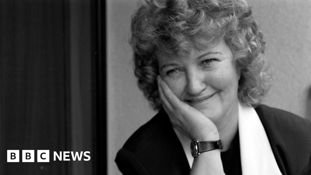 Brenda Fricker: Oscar-winner's funeral to take place in Dublin - BBC