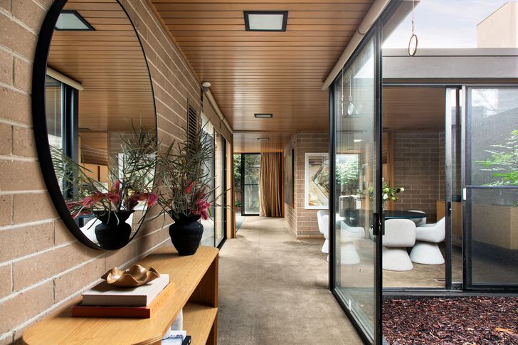 Floor-to-ceiling glazing brings northern light into the main living spaces and creates visual connections between rooms.