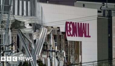 Japan earthquake: Two workers killed in Aeon Mall blast after re-entering on boss' order - BBC