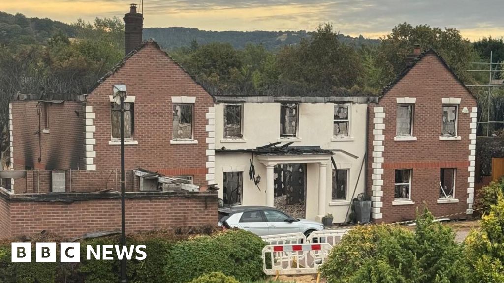People who fled Stourbridge fires start to return home - bbc.com